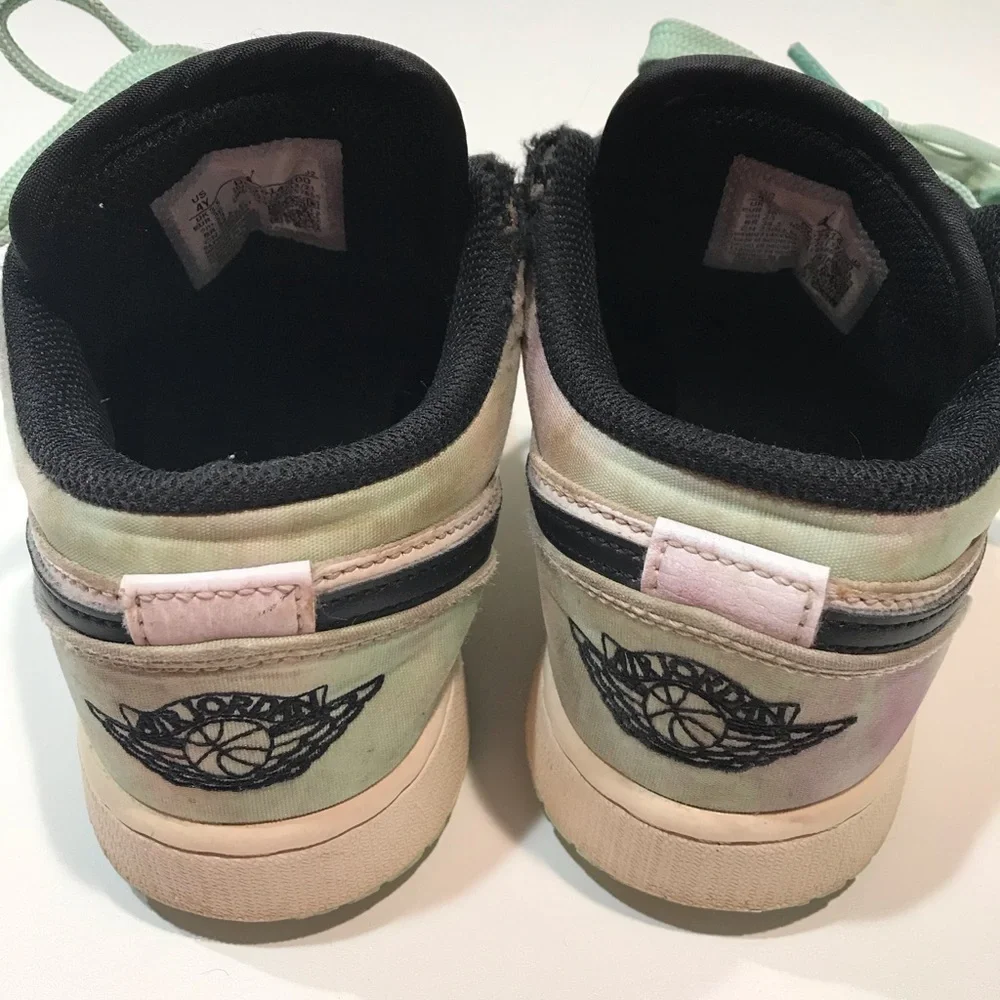 ☀️Nike Air Jordan Kid’s Black/White/Green Shoes, Size 4Y